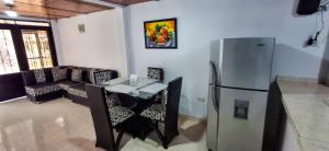 Una cocina con una mesa y un refrigerador en una habitación. en My house apartamento Santa rosa, en Santa Rosa de Cabal
