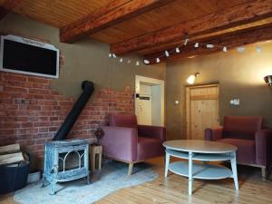 TV a/nebo společenská místnost v ubytování ENJOY COZY NEST View Hills Garden Forest Sauna Hottub