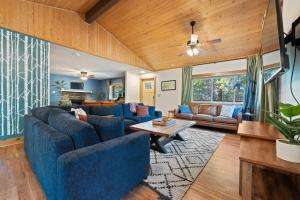 un salon avec des canapés bleus et une table dans l'établissement Cozy retreat on private estate with Hot Tub, à Lancaster