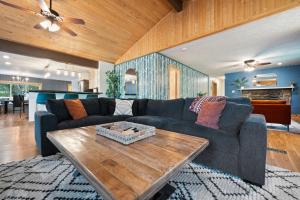 un salon avec un canapé et une table basse dans l'établissement Cozy retreat on private estate with Hot Tub, à Lancaster 60 autres photos