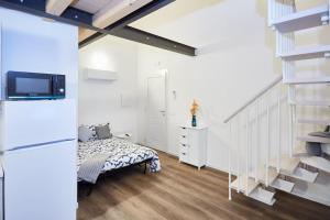a small room with a bed and a staircase at Loft dal design raffinato a Vigonovo in Fontanafredda