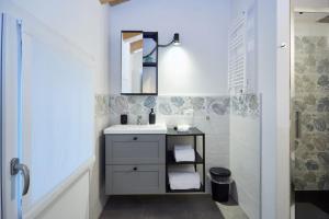 a bathroom with a sink and a mirror at Loft dal design raffinato a Vigonovo in Fontanafredda +17 photos