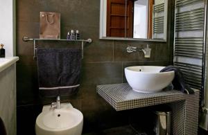ein Badezimmer mit Waschbecken, Toilette und Badewanne in der Unterkunft Kalliope House in Akrotiri + 13 Fotos
