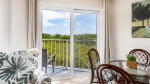 Μπαλκόνι ή βεράντα στο Modern and Coastal 3212 is Across from Pool