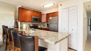 Η κουζίνα ή μικρή κουζίνα στο Modern and Coastal 3212 is Across from Pool +53 φωτογραφίες