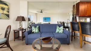 Χώρος καθιστικού στο Modern and Coastal 3212 is Across from Pool