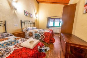 una habitación con 2 camas y una cámara en el suelo en La traviesa, en Villacarrillo