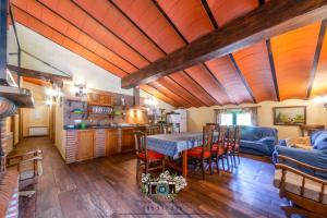 Un comedor y una cocina con mesa y sillas. en La traviesa, en Villacarrillo