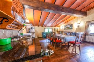 Una cocina y un comedor con mesa y sillas. en La traviesa, en Villacarrillo