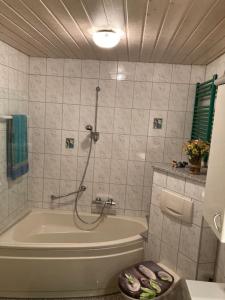 a bathroom with a tub and a shower in it at Gemütliche Wohnung nähe Europapark Rust Offenburg Straßburg in Neuried