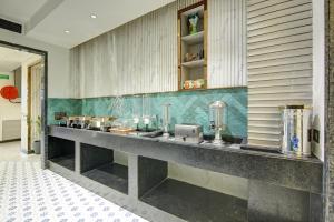 Kuchyň nebo kuchyňský kout v ubytování Hotel Uptown 1Km Connaught Place