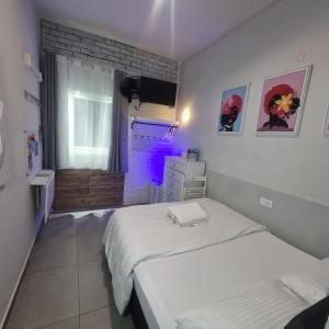 Private rooms near the beach center客房内的一张或多张床位