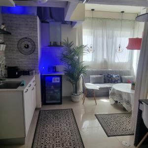 Private rooms near the beach center的厨房或小厨房