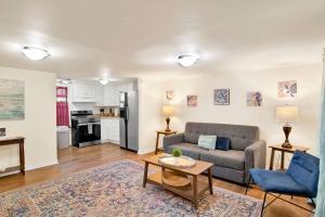 un soggiorno con un divano e un tavolo di Near Downtown and Cornerstone - Southern Sunshine a Mobile