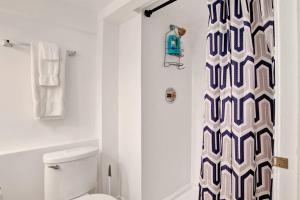 un bagno con un water e una tenda da doccia di Near Downtown and Cornerstone - Southern Sunshine a Mobile Altre 24 foto