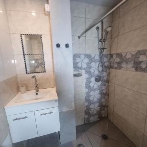Private rooms near the beach center的一间浴室