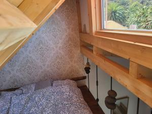 ein kleines Schlafzimmer mit einem Bett und einem Fenster in der Unterkunft Casa Tara Ruhe und Entspannung, Natur pur in Acardece