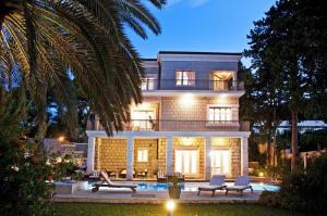 ein großes Haus mit Pool davor in der Unterkunft Kalliope House in Akrotiri