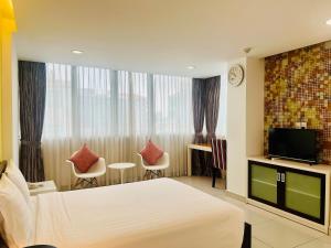 a hotel room with a bed and a tv at Minh Khang Hotel in Ho Chi Minh City