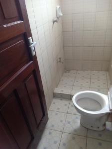 ムトワッパにあるStonehaven Fortune Apartments Mtwapaのタイルフロアのバスルーム(トイレ付)