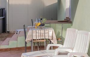 jadalnia ze stołem i białymi krzesłami w obiekcie 1 Bedroom Amazing Apartment In Biograd w Biogradzie na Moru +10 zdjęć