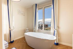ピエトラ・リーグレにあるA'mare Boutique Hotel & Spaの窓のある浴室の白い浴槽 +179枚の写真