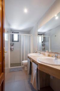 a bathroom with two sinks and a toilet at Eco-hotel Aire de Monte in Náquera