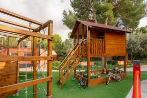 a playground with a tree house and a swing at Eco-hotel Aire de Monte in Náquera