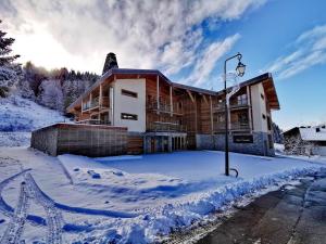 ein Haus im Schnee mit Straßenlicht in der Unterkunft Appartement lumineux 4 pièces aux Gets, accès direct aux pistes, 6 pers, garage, Wi-Fi - FR-1-598-37 in Les Gets