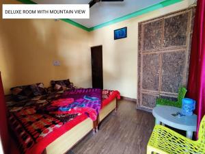 Katil atau katil-katil dalam bilik di Odyssey Stays Joshimath - Near Narsingh Temple
