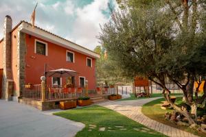 a house with an umbrella in front of it at Eco-hotel Aire de Monte in Náquera