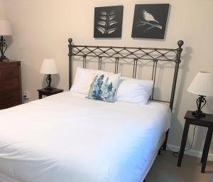 Katil atau katil-katil dalam bilik di Cabin Blue Ridge with Wintergreen Advantage +30 gambar