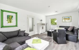 Χώρος καθιστικού στο 2 Bedroom Beautiful Home In Wandlitz