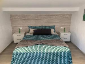 Łóżko lub łóżka w pokoju w obiekcie Riumar Nature 38 , piscina , aire acondicionado , barbacoa y pàrquing Privado