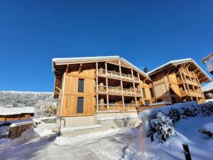 dom w budowie w śniegu w obiekcie Spacieux duplex 3 chambres en suites, proche pistes et navettes, Les Gets - FR-1-598-140 w mieście Les Gets