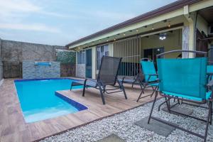 Un patio con sillas y una piscina. en Casa Chelis, en Fortuna