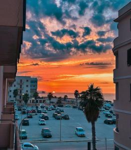 un parcheggio con auto parcheggiate di fronte al tramonto di Home Sisters a Trapani Altre 33 foto