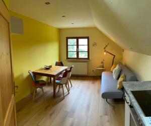 Posezení v ubytování Neu renoviertes 2Zi Appartment im DG