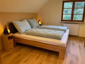 Postel nebo postele na pokoji v ubytování Neu renoviertes 2Zi Appartment im DG