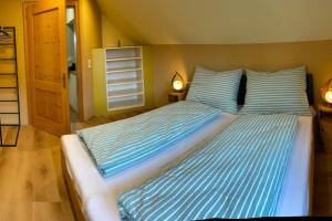 Postel nebo postele na pokoji v ubytování Neu renoviertes 2Zi Appartment im DG