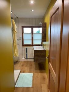 Koupelna v ubytování Neu renoviertes 2Zi Appartment im DG