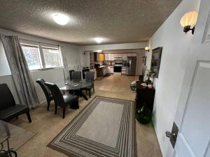 Η κουζίνα ή μικρή κουζίνα στο Furnished Basement Apartment +18 φωτογραφίες