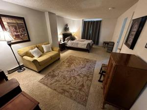 Ένα ή περισσότερα κρεβάτια σε δωμάτιο στο Furnished Basement Apartment