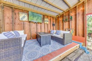 TV a/nebo společenská místnost v ubytování Ruidoso Home with Loft and Private Hot Tub
