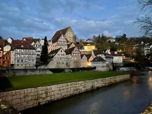 une vue d'une ville avec une rivière et des bâtiments dans l'établissement Ferienwohnung Loh - 55Zoll TV - Schnelles Internet 500MBit, à Schwäbisch Hall
