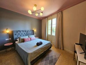 Ένα ή περισσότερα κρεβάτια σε δωμάτιο στο Scenic Views - A Stylish Getaway in Mgarr