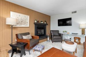 ein Wohnzimmer mit Couch und Kamin in der Unterkunft Stoneridge 41 with Wintergreen Advantage in Wintergreen