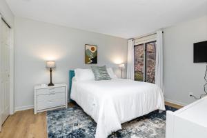 ein weißes Schlafzimmer mit einem Bett und einem Fenster in der Unterkunft Stoneridge 41 with Wintergreen Advantage in Wintergreen + 13 Fotos