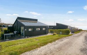 SønderbyにあるAmazing Home In Juelsmindeの未舗装路脇の黒家 +16枚の写真