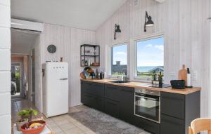 SønderbyにあるAmazing Home In Juelsmindeのキッチン(白い冷蔵庫付)、窓